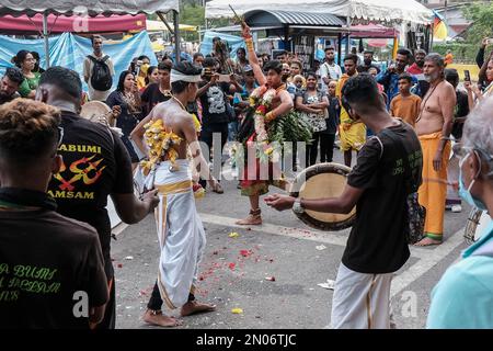 Grottes de Batu, Malaisie. 05th févr. 2023. Des dévotés hindous vus pendant le festival de Thaipusam aux grottes de Batu. Le Thaipusam est un festival religieux hindou en Malaisie, célébré par la communauté tamoule à l'échelle internationale. Des millions de dévotés se rassemblent dans les grottes de Batu pour célébrer le festival sacré. Habituellement, les dévotés interpréteront Kavadi Attam ou connu sous le nom de danse du fardeau sur le pèlerinage et aussi quelques rituels religieux comme un cérémonial sacrifié pour adorer le Seigneur Murugan. Crédit : SOPA Images Limited/Alamy Live News Banque D'Images