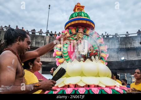 Grottes de Batu, Malaisie. 05th févr. 2023. Des dévotés hindous vus avec un char lors du festival de Thaipusam aux grottes de Batu. Le Thaipusam est un festival religieux hindou en Malaisie, célébré par la communauté tamoule à l'échelle internationale. Des millions de dévotés se rassemblent dans les grottes de Batu pour célébrer le festival sacré. Habituellement, les dévotés interpréteront Kavadi Attam ou connu sous le nom de danse du fardeau sur le pèlerinage et aussi quelques rituels religieux comme un cérémonial sacrifié pour adorer le Seigneur Murugan. Crédit : SOPA Images Limited/Alamy Live News Banque D'Images