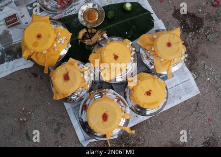 Grottes de Batu, Malaisie. 05th févr. 2023. Pots de lait vus préparés pour une offrande rituelle pendant le festival de Thaipusam aux grottes de Batu. Le Thaipusam est un festival religieux hindou en Malaisie, célébré par la communauté tamoule à l'échelle internationale. Des millions de dévotés se rassemblent dans les grottes de Batu pour célébrer le festival sacré. Habituellement, les dévotés interpréteront Kavadi Attam ou connu sous le nom de danse du fardeau sur le pèlerinage et aussi quelques rituels religieux comme un cérémonial sacrifié pour adorer le Seigneur Murugan. Crédit : SOPA Images Limited/Alamy Live News Banque D'Images