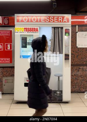 Kiosque photo dans la station de métro Cadorna, Milan, Italie Banque D'Images