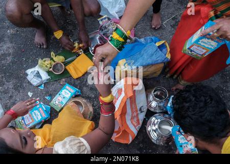 Grottes de Batu, Malaisie. 05th févr. 2023. Une famille de dévotés hindous prépare des offrandes rituelles pendant le festival de Thaipusam aux grottes de Batu. Le Thaipusam est un festival religieux hindou en Malaisie, célébré par la communauté tamoule à l'échelle internationale. Des millions de dévotés se rassemblent dans les grottes de Batu pour célébrer le festival sacré. Habituellement, les dévotés interpréteront Kavadi Attam ou connu sous le nom de danse du fardeau sur le pèlerinage et aussi quelques rituels religieux comme un cérémonial sacrifié pour adorer le Seigneur Murugan. (Photo de Faris Hadziq/SOPA Images/Sipa USA) crédit: SIPA USA/Alay Live News Banque D'Images