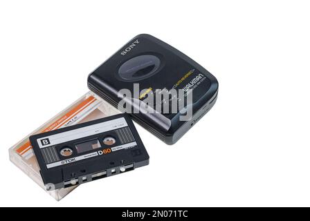 Vue rapprochée du lecteur audio WALKMAN ® Sony avec cassette audio TDK isolée sur fond blanc. Suède. Banque D'Images