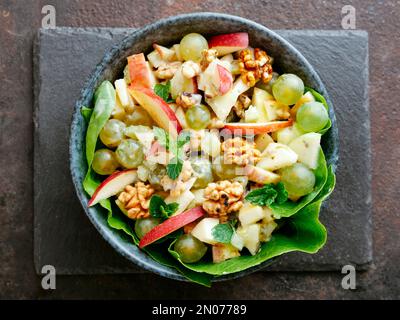 Salade Waldorf avec vinaigrette au yaourt Minty Banque D'Images