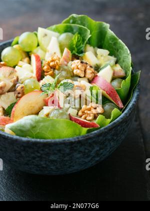 Salade Waldorf avec vinaigrette au yaourt Minty Banque D'Images