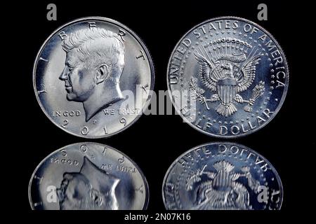 Revers et contre-face d'une pièce de 2019 demi-dollar avec l'ancien président américain John F Kennedy Banque D'Images