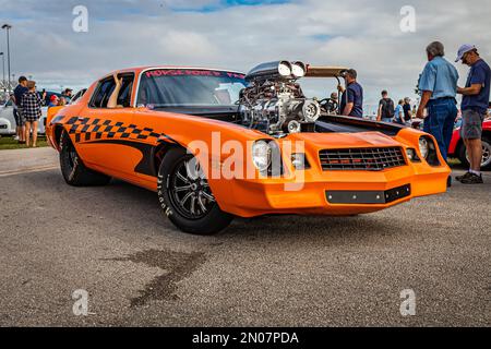 Daytona Beach, FL - 26 novembre 2022 : vue à angle avant à faible perspective d'une Camaro Z28 Pro Street 1978 de Chevrolet lors d'un salon de voiture local. Banque D'Images