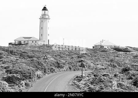 Gansbaai, Afrique du Sud - 20 septembre 2022: Phare de la pointe de danger près de Gansbaai dans la province du Cap occidental. Monochrome Banque D'Images