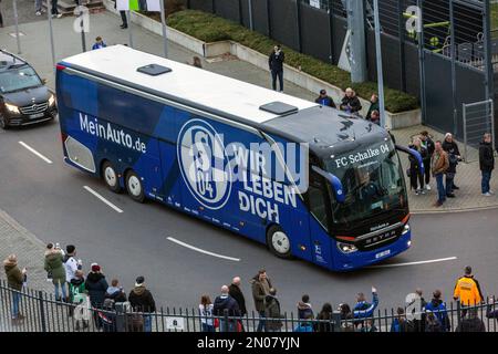 Sports, football, Bundesliga, 2022/2023, Borussia Moenchengladbach vs. FC Schalke 04 0-0, Stadium Borussia Park, Team bus de Schalke, DFL RÈGLEMENTS INTERDISENT TOUTE UTILISATION DE PHOTOGRAPHIES COMME SÉQUENCES D'IMAGES ET/OU QUASI-VIDÉO Banque D'Images