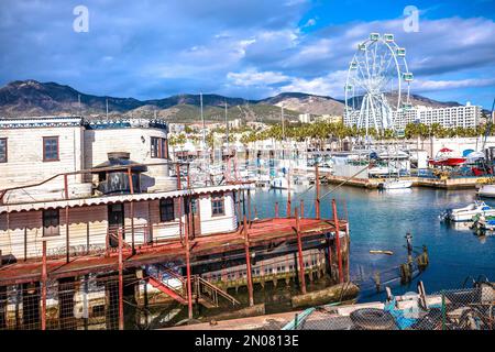 Bord de mer de Benalmadena et bateau en contrebas avec vue sur le port, région andalouse, sud de l'Espagne Banque D'Images