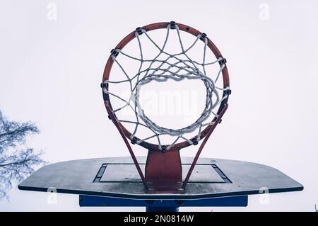 Panier de basket-ball avec filet sur fond de ciel. Banque D'Images