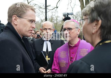 05 février 2023, Schleswig-Holstein, Neumünster : Daniel Günther (CDU-l), Ministre Président du Schleswig-Holstein, Gothart Magaard, évêque dans le district du Schleswig et du Holstein de l'Eglise évangélique luthérienne du Nord de l'Allemagne (Eglise du Nord), Archevêque Stefan Heße, Archidiocèse de Hambourg, Et Kristina Kühnbaum-Schmidt, Evêque de l'Eglise évangélique luthérienne du Nord de l'Allemagne (Eglise du Nord), devant les funérailles des victimes de l'attaque au couteau sur un train régional de Kiel à Hambourg. Le service œcuménique aura lieu dans l'église de Vicelin à Neumünster. En t Banque D'Images