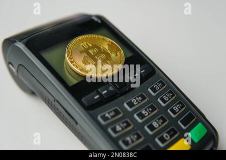 btc Golden bitcoin avec terminal de paiement POS. Crypto-monnaie pour le paiement. Banque D'Images