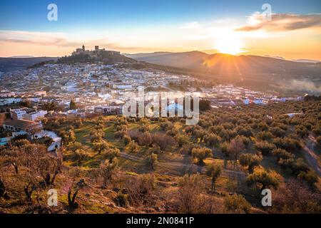 Pittoresque village blanc d'Alcala la Real près de Grenade coucher de soleil vue, Andalousie région de l'Espagne Banque D'Images