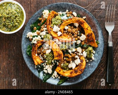 Courge rôtie sur le couscous et les lentilles avec le Kale et le feta vegan maison Banque D'Images