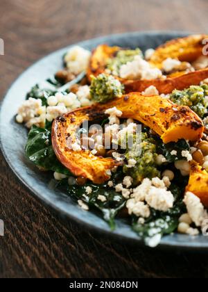 Courge rôtie sur le couscous et les lentilles avec le Kale et le feta vegan maison Banque D'Images