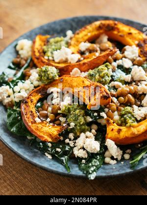 Courge rôtie sur le couscous et les lentilles avec le Kale et le feta vegan maison Banque D'Images