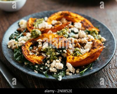 Courge rôtie sur le couscous et les lentilles avec le Kale et le feta vegan maison Banque D'Images