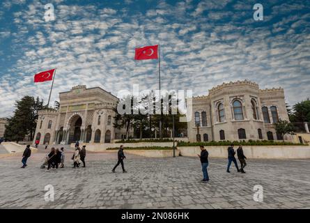 Istanbul, Turquie - 3 décembre 2022 : porte principale de l'Université d'Istanbul et vue sur la place Beyazit à Istanbul. L'Université d'Istanbul est l'oner du major Banque D'Images