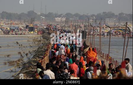 Prayagraj, Inde. 5th Fév 2023, les dévotés indiens retournent chez eux après avoir pris un bain Saint sur la rive du Gange à l'occasion de Maghi Purnima pendant un mois de festival annuel de Magh Mela à Prayagraj, Inde. Se tenant à 'sangam', la confluence de trois rivières saintes (Ganga, Yamuna et mythique Saraswati) Magh Mela attire des milliers d'hindous. Au cours de la Mach Mela Hindou dévotés bain les jours de bonheur dans les eaux du Gange à Prayagraj, Inde. Credit: Anil Shakya / Alamy Live News Banque D'Images