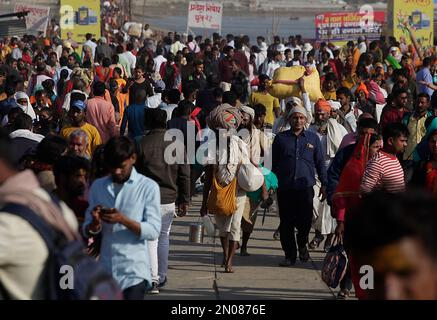 Prayagraj, Inde. 5th Fév 2023, les dévotés indiens retournent chez eux après avoir pris un bain Saint sur la rive du Gange à l'occasion de Maghi Purnima pendant un mois de festival annuel de Magh Mela à Prayagraj, Inde. Se tenant à 'sangam', la confluence de trois rivières saintes (Ganga, Yamuna et mythique Saraswati) Magh Mela attire des milliers d'hindous. Au cours de la Mach Mela Hindou dévotés bain les jours de bonheur dans les eaux du Gange à Prayagraj, Inde. Credit: Anil Shakya / Alamy Live News Banque D'Images