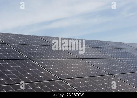 Panneaux solaires sombres contre le ciel bleu. Banque D'Images