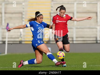 Gabrielle George d'Everton (à gauche) et Ona Batlle de Manchester United se battent pour le ballon lors du match de la Super League pour femmes Barclays au Leigh Sports Village, Leigh. Date de la photo: Dimanche 5 février 2023. Banque D'Images