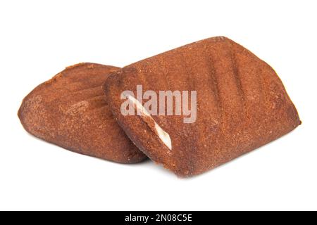 Biscuits noirs au chocolat avec garniture crème isolée sur fond blanc Banque D'Images