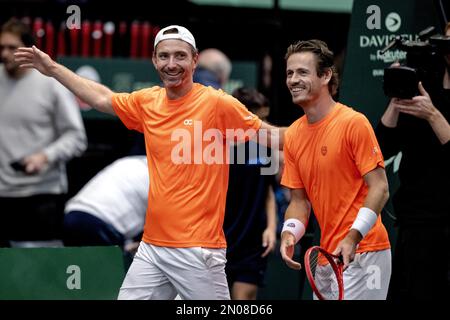 GRONINGEN - Matwe Middelkoop (L) et Wesley Koolhof (pays-Bas) après avoir remporté le troisième match contre la Slovaquie lors de la qualification pour les finales de la coupe Davis. Le gagnant se qualifiera pour la phase finale de la coupe Davis en septembre. AP SANDER KING Banque D'Images