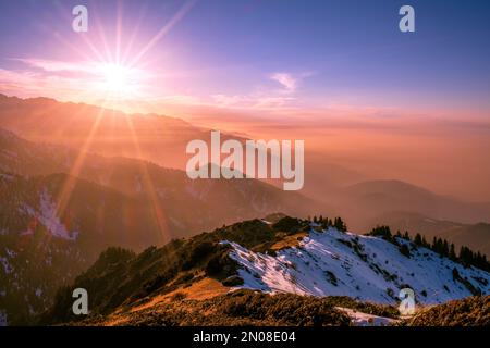 Vue magnifique sur de nombreuses crêtes de montagne au coucher du soleil ; atmosphère magique d'un coucher de soleil dans les montagnes Banque D'Images