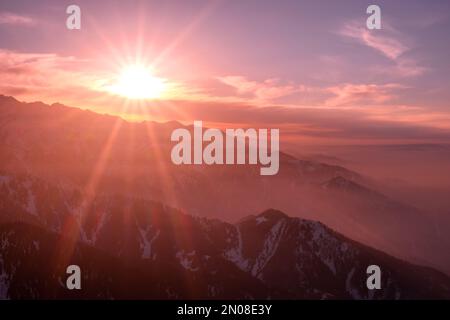 Vue magnifique sur de nombreuses crêtes de montagne au coucher du soleil ; atmosphère magique d'un coucher de soleil dans les montagnes Banque D'Images