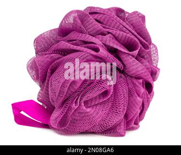 Éponge de douche rose pour le bain, isolée sur fond blanc Banque D'Images