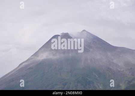 Yogyakarta. 5th févr. 2023. Cette photo prise le 5 février 2023 montre le Mont Merapi vu du pied de la montagne à Yogyakarta, Indonésie. Le mont Merapi, haut de 2 968 mètres, est l'un des volcans actifs en Indonésie. Credit: Xu Qin/Xinhua/Alamy Live News Banque D'Images