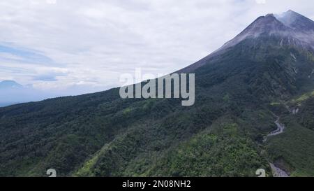 Yogyakarta. 5th févr. 2023. Cette photo aérienne prise le 5 février 2023 montre une vue sur le mont Merapi à Yogyakarta, en Indonésie. Le mont Merapi, haut de 2 968 mètres, est l'un des volcans actifs en Indonésie. Credit: Xu Qin/Xinhua/Alamy Live News Banque D'Images