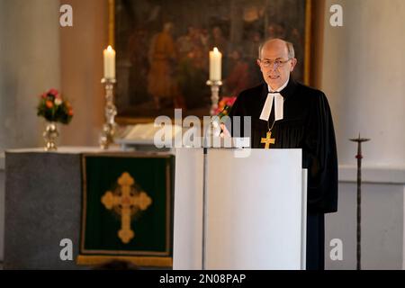 05 février 2023, Schleswig-Holstein, Neumünster: Gothart Magaard, évêque dans le district de Schleswig-Holstein de l'Église évangélique luthérienne du Nord de l'Allemagne (Nordkirche), parle au service funéraire pour les victimes de l'attaque au couteau sur un train régional de Kiel à Hambourg. Le service kumenique aura lieu à l'église Vicelin de Neumünster. Dans la ville, ceux qui ont été tués dans le crime - une fille de 17 ans et un jeune homme de 19 ans - avaient fréquenté l'école professionnelle. Lors de l'attaque au couteau sur 25 janvier, deux personnes ont été tuées et cinq autres blessées, dont trois d'un point de vue critique. Banque D'Images