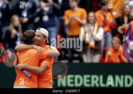 GRONINGEN - Wesley Koolhof et Matwe Middelkoop (pays-Bas) après avoir remporté le troisième match contre la Slovaquie lors de la qualification pour les finales de la coupe Davis. Le gagnant se qualifiera pour la phase finale de la coupe Davis en septembre. AP SANDER KING Banque D'Images