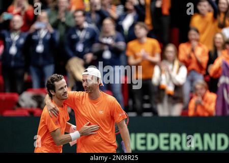 GRONINGEN - Wesley Koolhof et Matwe Middelkoop (pays-Bas) après avoir remporté le troisième match contre la Slovaquie lors de la qualification pour les finales de la coupe Davis. Le gagnant se qualifiera pour la phase finale de la coupe Davis en septembre. AP SANDER KING Banque D'Images