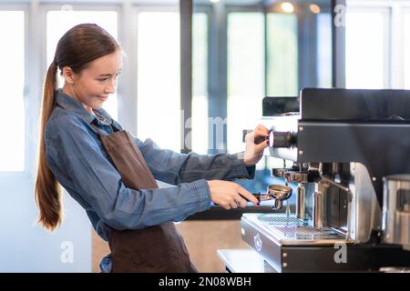 la dame du café prépare l'équipement pour l'ouverture du magasin pour servir des boissons au café aux clients avec un service standard, la propreté et l'int Banque D'Images