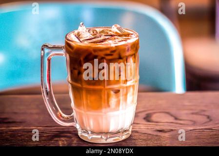 glacer le café dans un verre avec de la crème sur le fond. arrière-plan de boisson d'été froide Banque D'Images