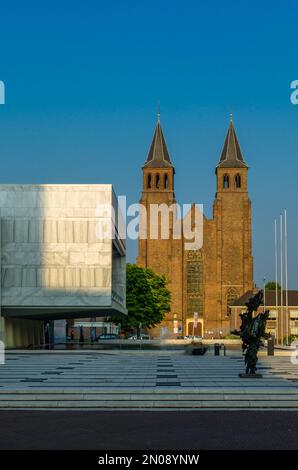 ARNHEM, PAYS-BAS - 23 AOÛT 2013 : scène urbaine, vue sur la mairie et l'architecture de la vieille ville d'Arnhem, pays-Bas Banque D'Images