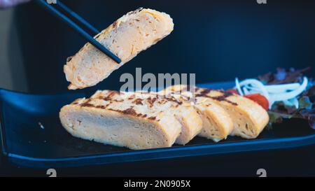 Baguette de maintien Tamagoyaki, omelette douce au focus en japonais Banque D'Images