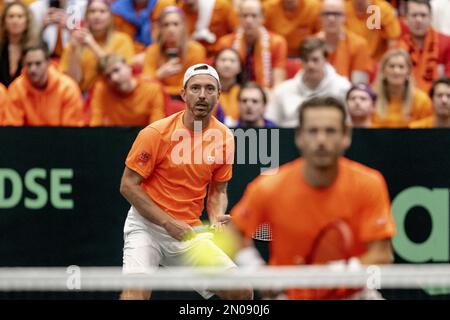 GRONINGEN - Matwe Middelkoop et Wesley Koolhof (pays-Bas) en action contre Lukas Klein et Alex Molcan (Slovaquie) lors du cycle de qualification pour les finales de la coupe Davis. Le gagnant se qualifiera pour la phase finale de la coupe Davis en septembre. AP SANDER KING Banque D'Images