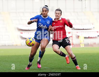 Gabrielle George d'Everton (à gauche) et Hayley Ladd de Manchester United se battent pour le ballon lors du match de la Super League pour femmes Barclays au Leigh Sports Village, Leigh. Date de la photo: Dimanche 5 février 2023. Banque D'Images