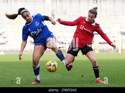 Gabrielle George d'Everton (à gauche) et Hayley Ladd de Manchester United se battent pour le ballon lors du match de la Super League pour femmes Barclays au Leigh Sports Village, Leigh. Date de la photo: Dimanche 5 février 2023. Banque D'Images