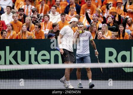 GRONINGEN - Lukas Klein et Alex Molcan (Slovaquie) en action contre Matwe Middelkoop et Wesley Koolhof lors du cycle de qualification pour les finales de la coupe Davis. Le gagnant se qualifiera pour la phase finale de la coupe Davis en septembre. AP SANDER KING Banque D'Images