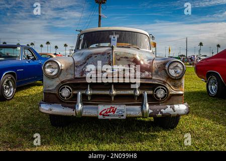 Daytona Beach, Floride - 26 novembre 2022 : vue de face d'une berline 2 portes BelAir 1953 de Chevrolet à un salon de voiture local. Banque D'Images