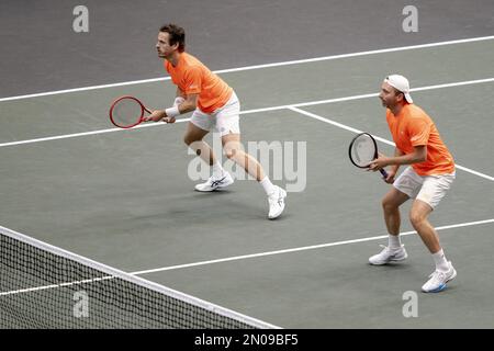 GRONINGEN - Wesley Koolhof et Matwe Middelkoop (pays-Bas) en action contre Lukas Klein et Alex Molcan (Slovaquie) lors du cycle de qualification pour les finales de la coupe Davis. Le gagnant se qualifiera pour la phase finale de la coupe Davis en septembre. AP SANDER KING Banque D'Images