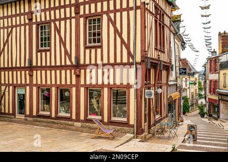 Maison historique à colombages située rue Gabriel Cortel dans la vieille ville de Joigny, dans l'Yonne en Bourgogne Banque D'Images