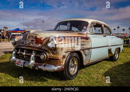 Daytona Beach, Floride - 26 novembre 2022 : vue à angle avant à faible perspective d'une berline 2 portes BelAir 1953 de Chevrolet lors d'un salon de voiture local. Banque D'Images