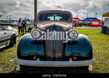 Daytona Beach, FL - 26 novembre 2022 : vue panoramique d'une berline de luxe Plymouth P4 1937 lors d'un salon de voiture local. Banque D'Images