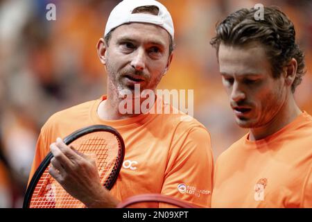 GRONINGEN - Matwe Middelkoop (L) et Wesley Koolhof (pays-Bas) en action contre Lukas Klein et Alex Molcan (Slovaquie) lors du cycle de qualification pour les finales de la coupe Davis. Le gagnant se qualifiera pour la phase finale de la coupe Davis en septembre. AP SANDER KING Banque D'Images